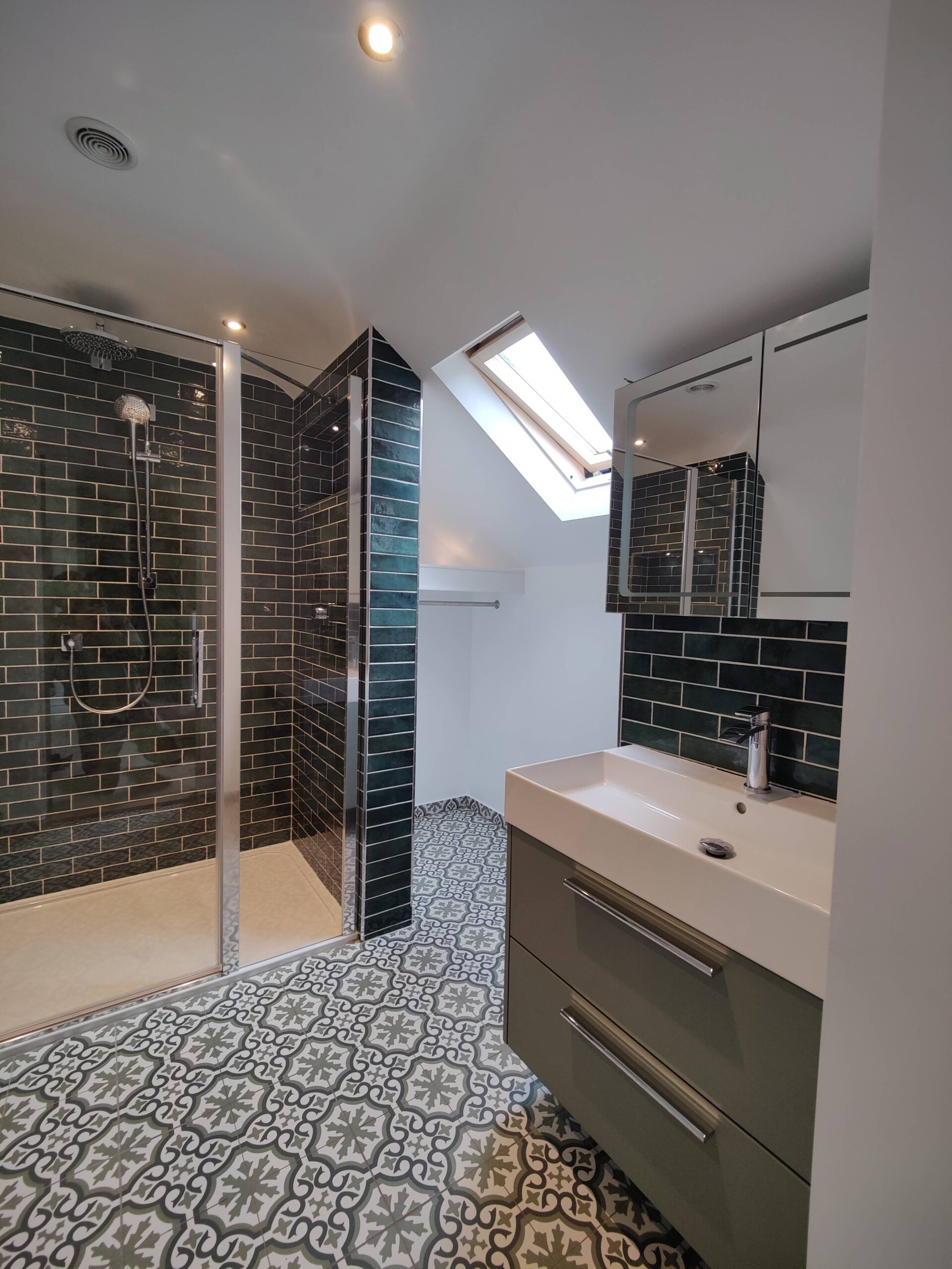 Modern bathroom renovation in Gloucester by CK Building